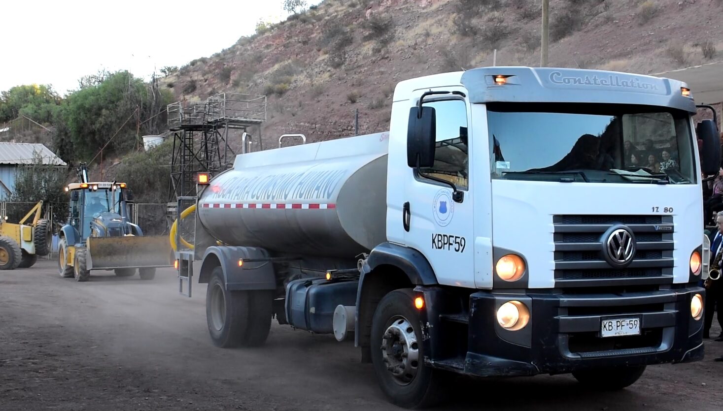 Río Hurtado entrega agua en camiones aljibes tras destrucción de sistemas rurales