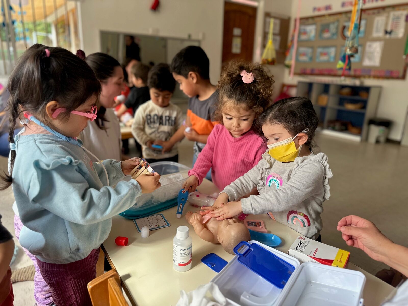 Salud y JUNJI refuerzan higiene en jardines infantiles tras sistema frontal