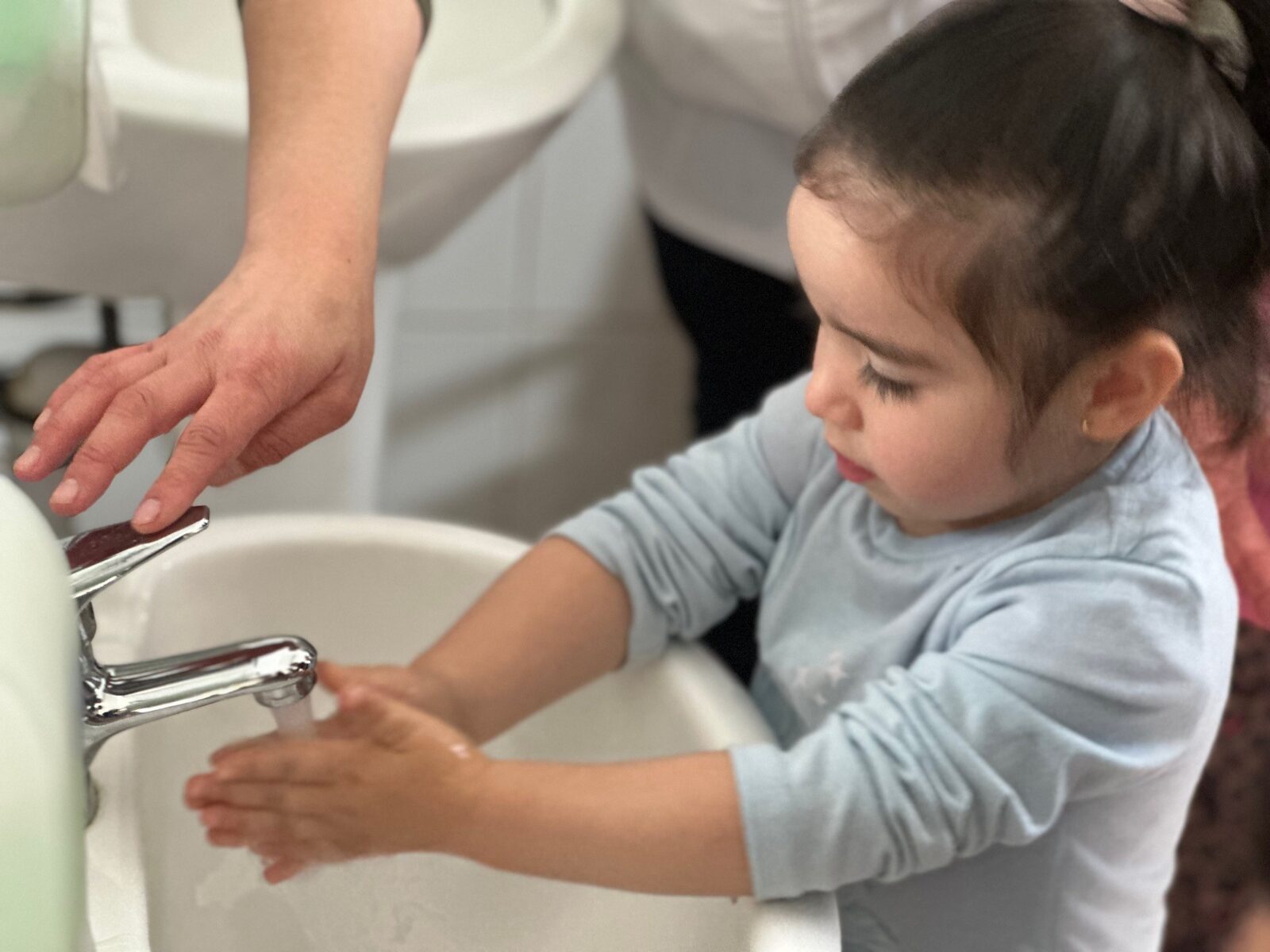 Salud y JUNJI refuerzan higiene en jardines infantiles tras sistema frontal — foto 2